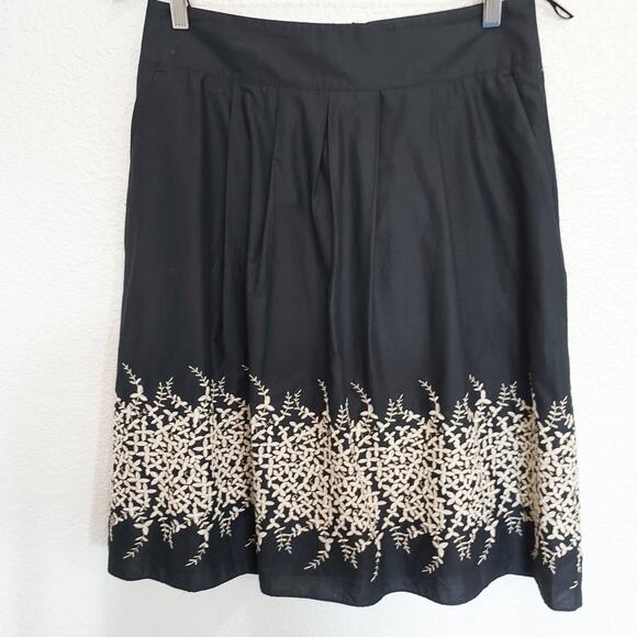 Banana Republic Black Cream Floral Embroidered Skirt Size 6 - Picture 1 of 11